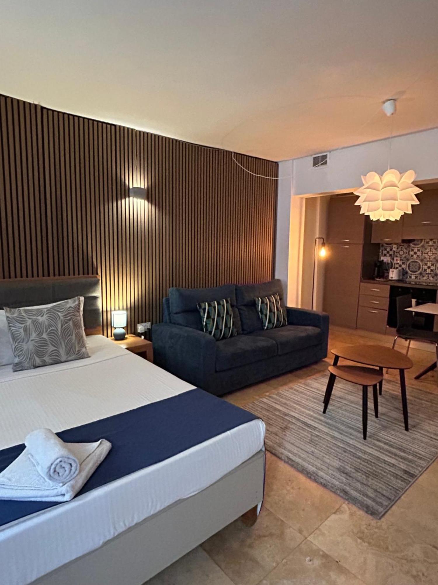 Ursula Self Catering And 1-br In By Tritoni Apartment *